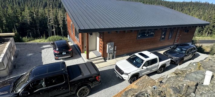 Luxury Alpine Retreat - Hot Tub & Sauna - Sleeps 16 - Cliffhanger Chalet Hotels in Comox Valley