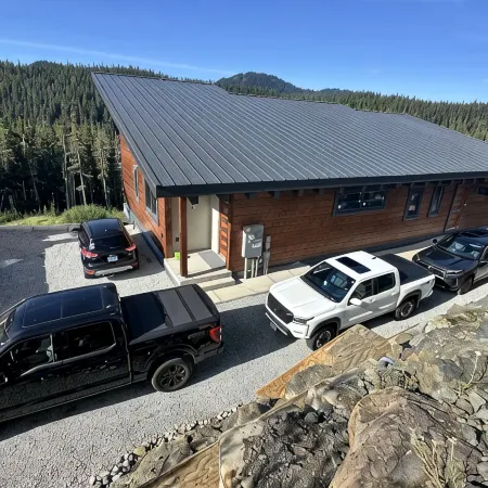 Luxury Alpine Retreat - Hot Tub & Sauna - Sleeps 16 - Cliffhanger Chalet
