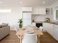 5 mins walk to Beach - Modern Beachy Escape. Netflix, Full Kitchen, Comfy Beds! Hotels in Terrigal