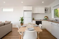 5 mins walk to Beach - Modern Beachy Escape. Netflix, Full Kitchen, Comfy Beds! - 4-Star