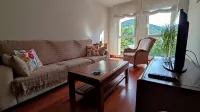 Charming, with views, comfortable and centrally located. Close to the river and the National Park. - Homestays