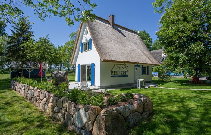 Picturesquely situated thatched-roof house in a large park-like garden