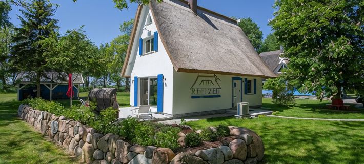 Picturesquely situated thatched-roof house in a large park-like garden Hotels in Dranske