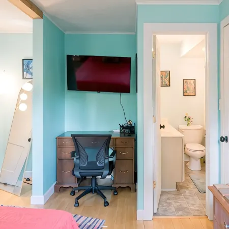 Blue Dream in Yellow Springs: hot tub, sauna, fireplace. Near downtown.