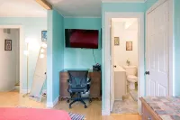 Blue Dream in Yellow Springs: hot tub, sauna, fireplace. Near downtown.
