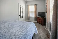 Modern Home in Historic Strawberry Hill w/ a view of Downtown KC - Pet Friendly - Homestays
