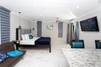 Modern Sea View Renovated Studio Hip Strip - 2 звезды