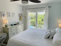 Fair Winds: Tropical Beach House, Stunning Ocean View, Pool, Steps to the Beach! ファーマーズ・ヒルのホテル