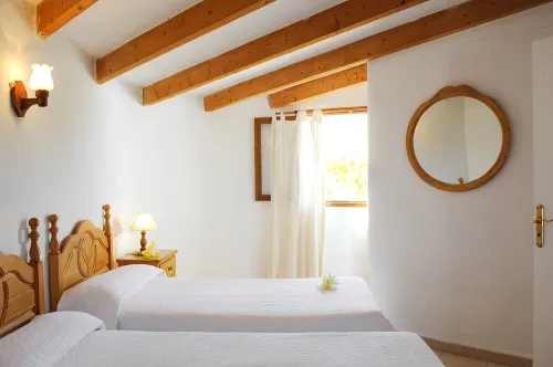 Simple Holiday Home Corb Mari, Sleeps 6, Pool and Garden, 200 Meters from Beach - 2-Sterne