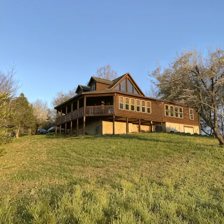 Hillside Haven - Amazing views with a hot tub!