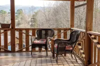 Bear Pause Log Cabin in the Great Smoky Mountains