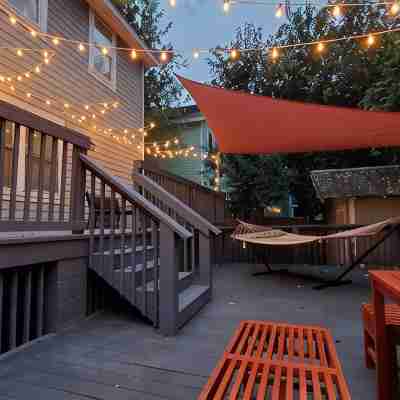 Perfect Background Hangout-Café Lit Patio, Bonfire, BBQ Grill-Near UF Stadium! Hotel Exterior