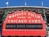 The Wrigleyville VIP- Luxury unit, a block from Wrigley Field, Cubs Fan Favorite - 방갈로