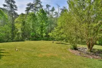 Classic Log Cabin 15 minutes to downtown Asheville-fire pit, pond, fireplace - 홈스테이