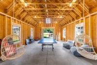 New 4-bedroom House with Swimming Pool–Just a 10-minute Walk to Town - 수영장