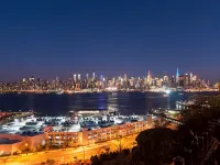 Cozy 3 BR for U Near Manhattan View, 15 Min to NYC ウェスト・ニューヨークのホテル