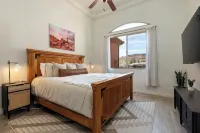 Private hot tub! Pool/Spa! 2 King Beds! Bunk Room! Sleeps 10! Pickleball! Gym!