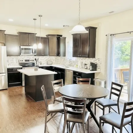 Spacious and clean home with 5 Bedrooms and 2 1/2 baths in a safe neighborhood Отели в г. Джонсон