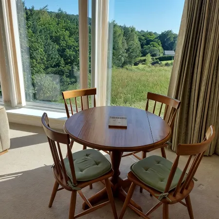 Central Buxton apartment with scenic views and free parking