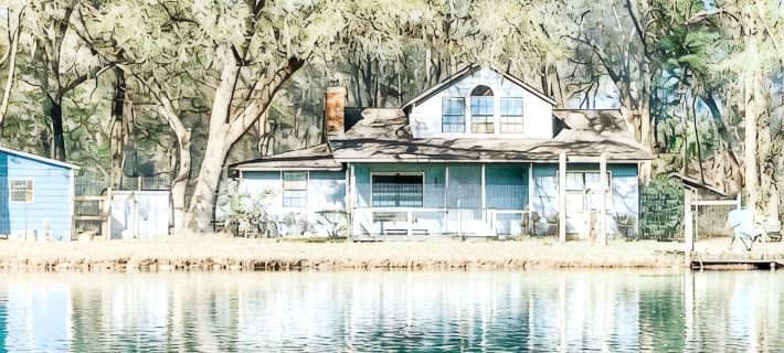 Beautiful 2 story house overlooking the water. Has arcade & Close to the springs Hotels in Suwannee County