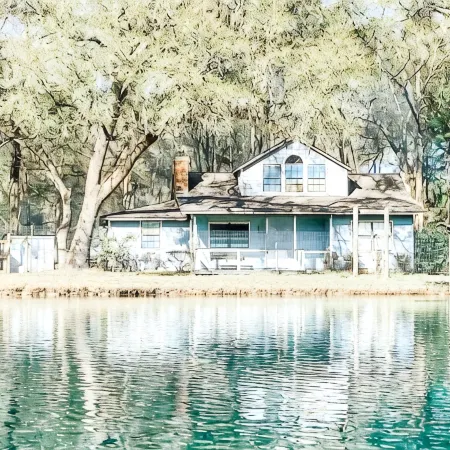 Beautiful 2 story house overlooking the water. Has arcade & Close to the springs