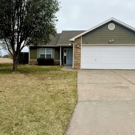 Nice 3 BDR 2 Bth house+Garage+Fenced backyard