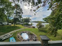 Relaxing lake front home with beautiful view on the lake, sleeps 7. - Homestays