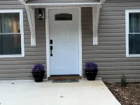 Cozy Cottage / Writers Retreat  . Nestled in the woods . Private - 4-Star