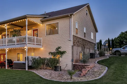 Gorgeous private suite in ranch home with full kitchen/laundry and Jacuzzi tub!