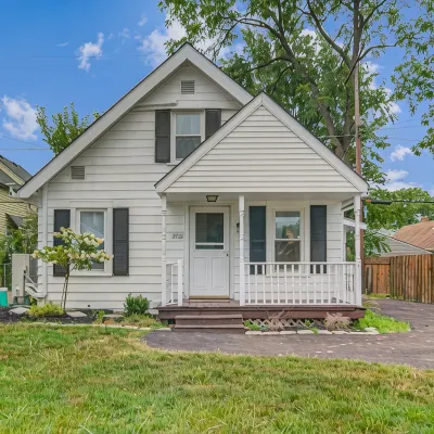 Cozy Chalet Bungalow in West Park - Cleveland Hotels near Cleveland Hopkins International Airport