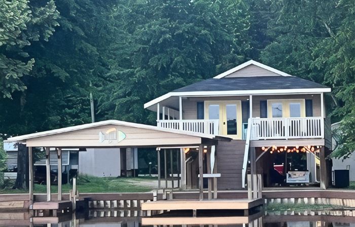 Waterfront home w/ Stunning views,Covered boat slip & dock on TennTom Waterway.