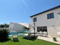 Modern villa with pool near beach and freeway - piscine