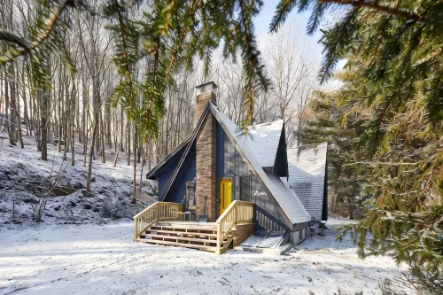 Bethel Woods Escape: Fire Pit~BBQ~Hiking~on 5 Acres~Cute A-Frame