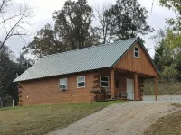 Cozy cabin retreat close to kayaking and hiking trails. Hotels in Ozark County