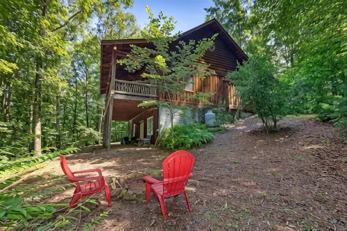 A Laurel Haven, with big porches and a log cabin feel. Fireplace. - Chalets