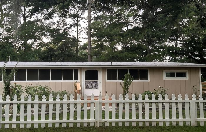 Charming modern cottage, in Crawfordville with extra parking for your boat.