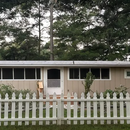 Charming modern cottage, in Crawfordville with extra parking for your boat.