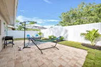 Peaceful Villa, 3.3 mi to the Beach & Big Parking