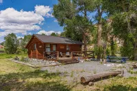 Charming riverfront 2-bedroom cabin in enchanting Dubois with WiFi - Alphydda