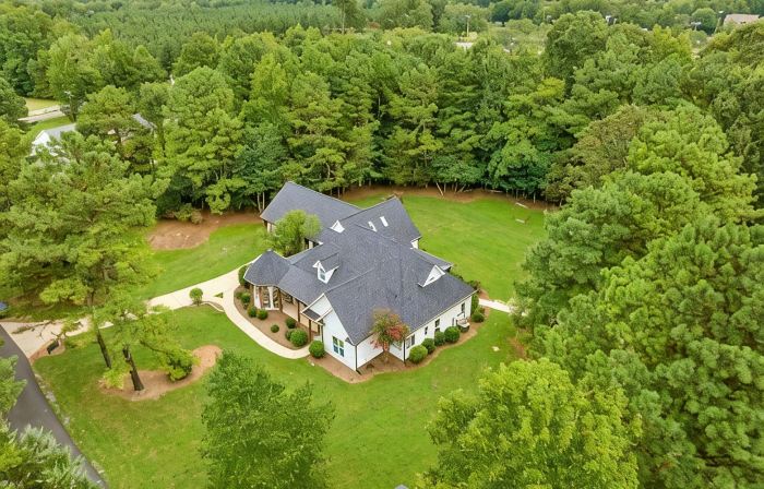 Huge Charlotte Farmhouse Villa 25 minutes from downtown!