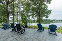 Stunning 180° Lake Views, Kerr Lake Retreat - WiFi
