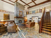 New Renovated 3BR/4BTH Condo Sleeps 10 Gym Heated Pool Walk to Stratton Mtn Hotels in Winhall