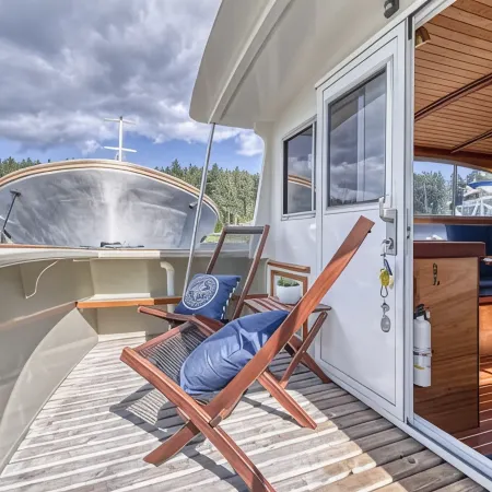 38' Yacht equipped with luxury and kayaks!