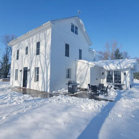 Spacious, Newly Refurbished Cozy Farmhouse on 100 acres
