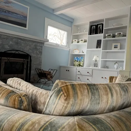 Charming 2-bedroom house in small-town neighborhood