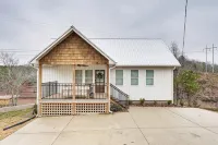 Lakefront Luxury Retreat, Kayaks, Game Room, Firepit, Pool Table & Private Dock - 4-Star