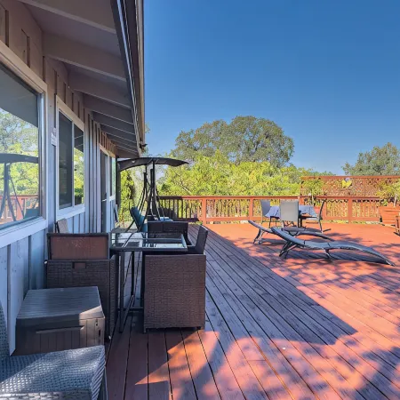 Treetop Villa, Charming cottage on 100 acres with WiFi and AC in serene Mariposa