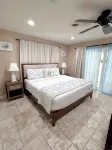 Charming Beach House with Private Pool Paradise~WALK TO THE BEACH! - 4-نجوم