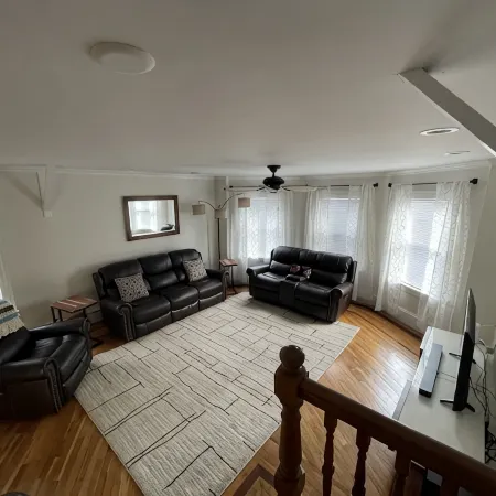 Spacious 2 Bedroom Apartment-Just Steps to Thames St & Waterfront!