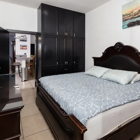 Modern Lux Town Home, 5 Min from Public Beach & Walmart